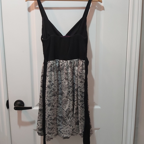 Smartset V-neck black on top and patterned bottom dress, Size: XS- 0/2 - Picture 9 of 10